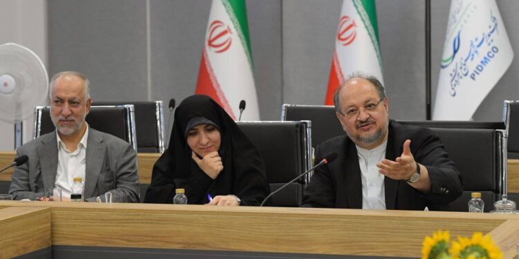 محمد شریعتمداری: ضعف کارشناسی و اشتباه سیاستگذاری در گذشته باعث گسست عمیق در زنجیره ارزش پتروشیمی شد