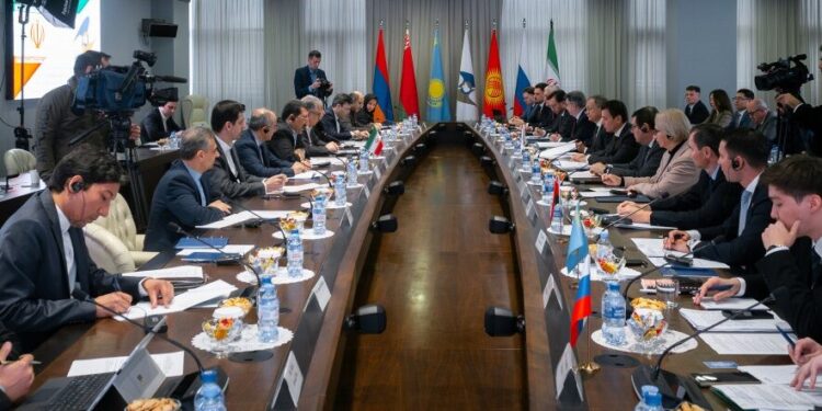 توافقات جدید با اوراسیا در حوزه گمرک و استاندارد/ نوبت رفع موانع غیرتعرفهای است