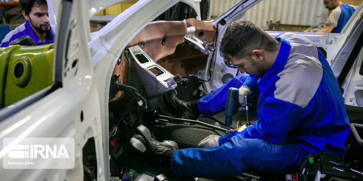 کاهش تولید و رشد ۲۳ درصدی درآمد خودروسازان بزرگ
