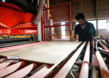 کاهش ۴۰ درصدی تولید کاشی و سرامیک به دلیل خاموشی خطوط تولید