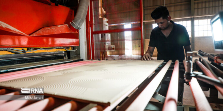 کاهش ۴۰ درصدی تولید کاشی و سرامیک به دلیل خاموشی خطوط تولید