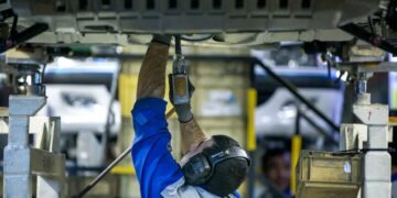 چرا خودروسازان ایران مونتاژ کار شدند؟/ تولید هر خودرو ۲۰۰۰ دلار ارز می‌بلعد